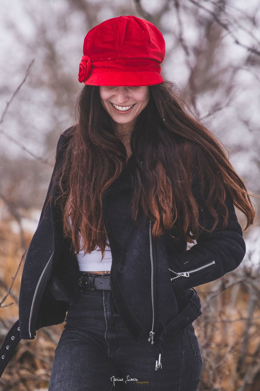 Berretto invernale in pregiato cashmere, produzione artigianale italiana per il mercato retail.