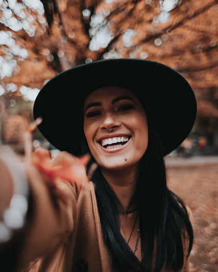 Femme souriante faisant un selfie