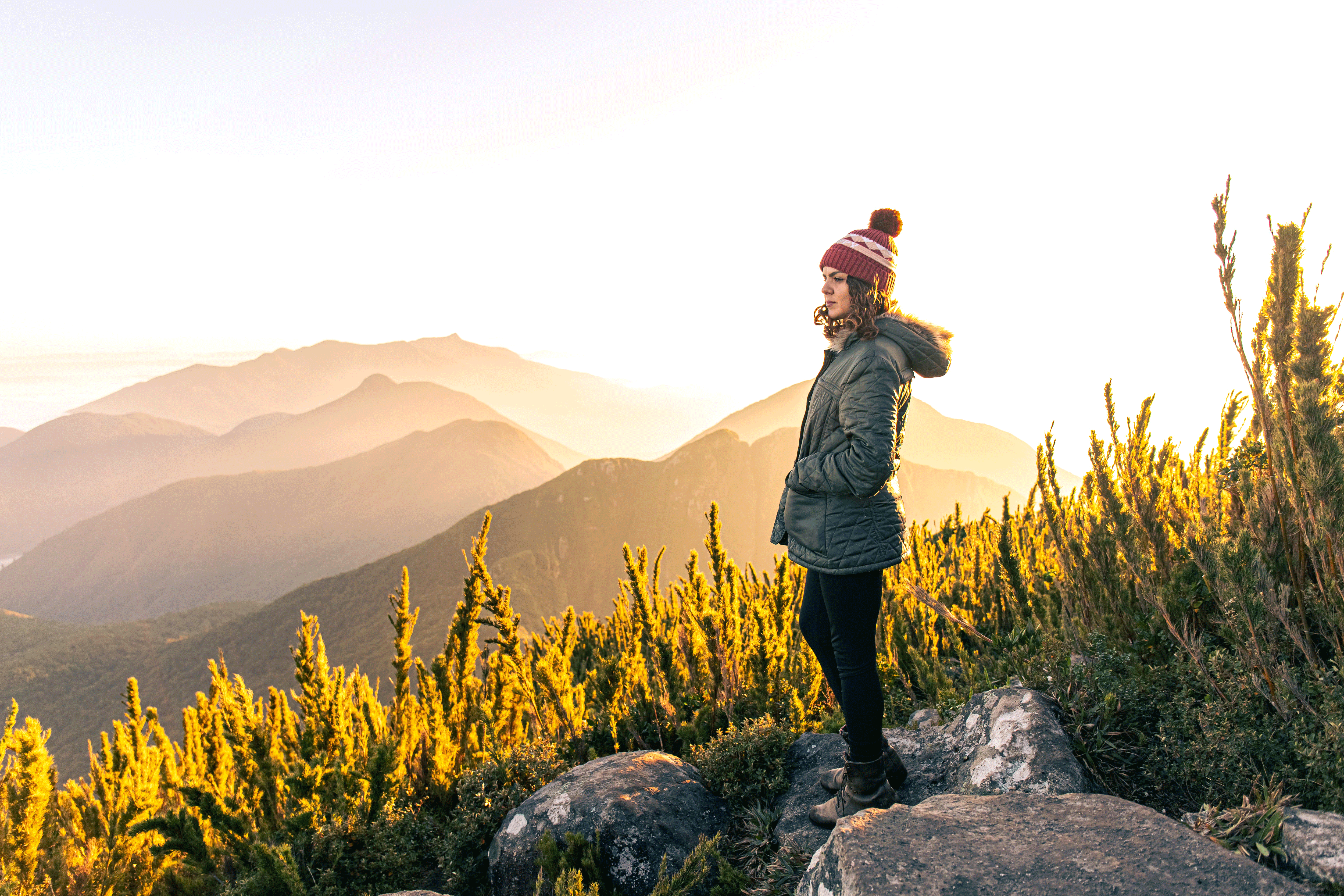 Femme seule en montagne, admirrant le paysage