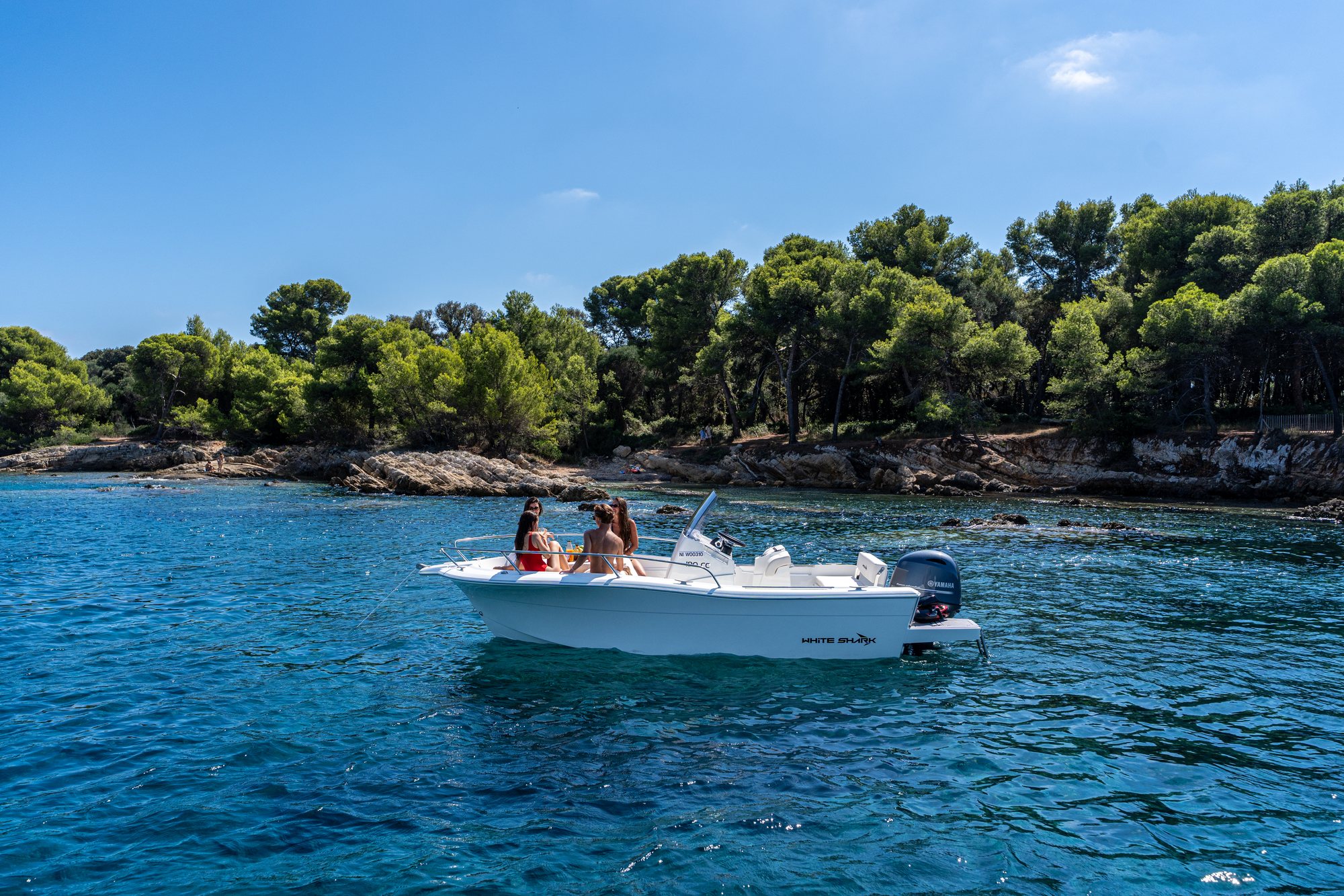 White Shark 190 CC — Relaxed days at anchor
