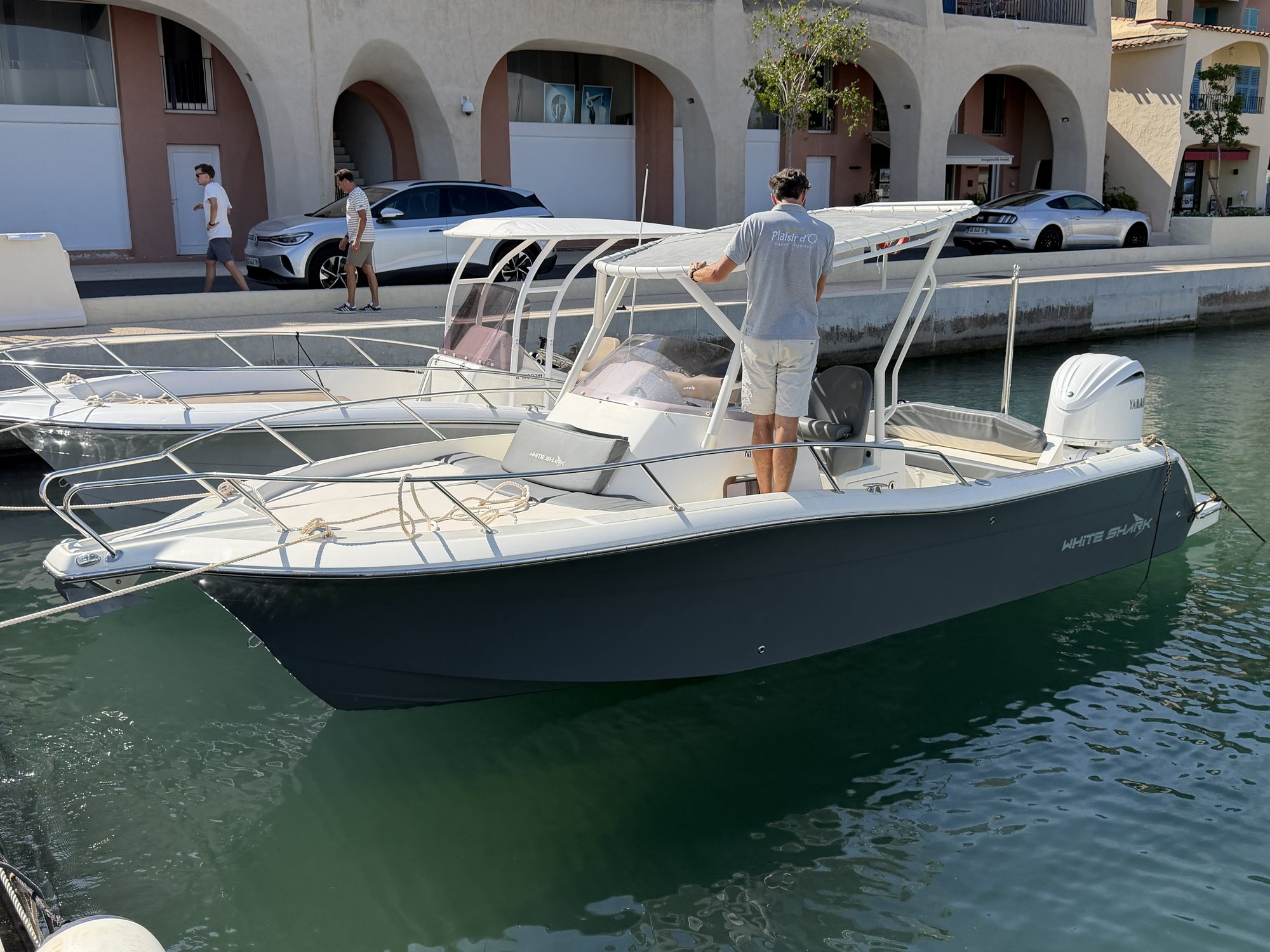 White Shark 240 SC — Cockpit and seating detail