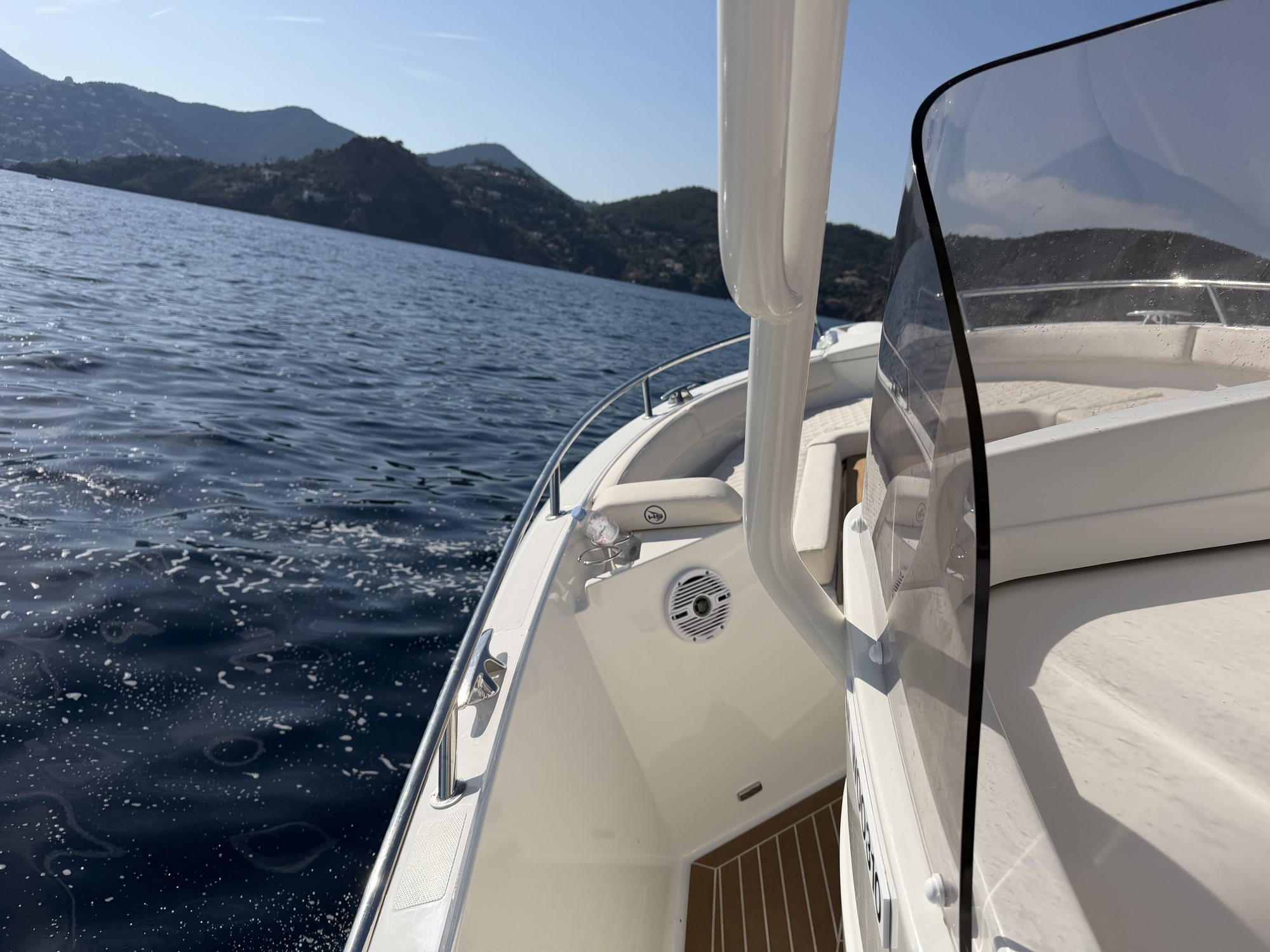 White Shark 280 CC — Aboard in detail