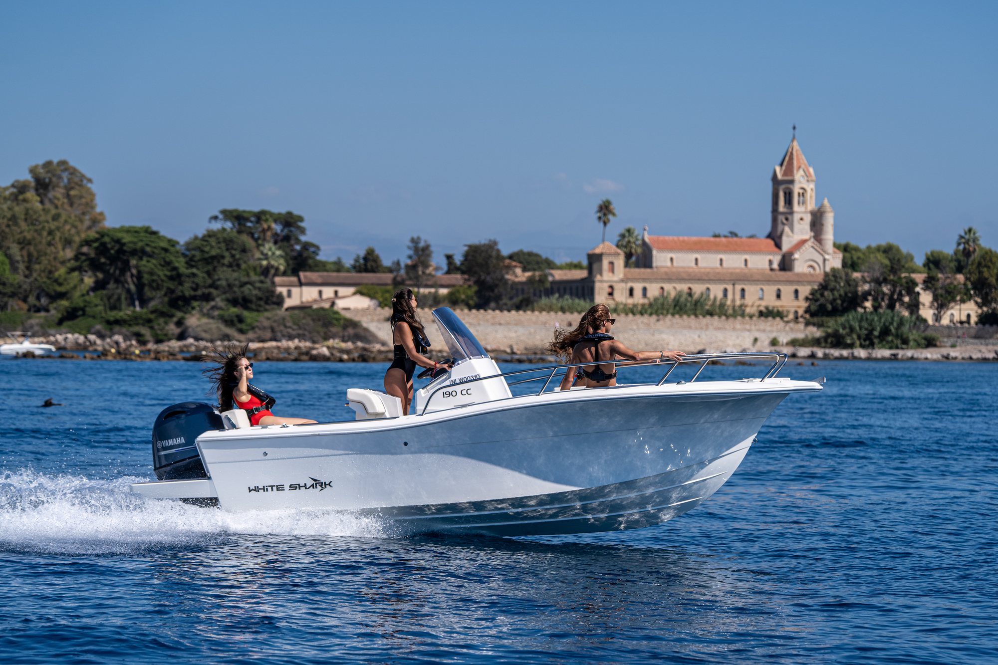 White Shark 190 CC — Coastal cruising