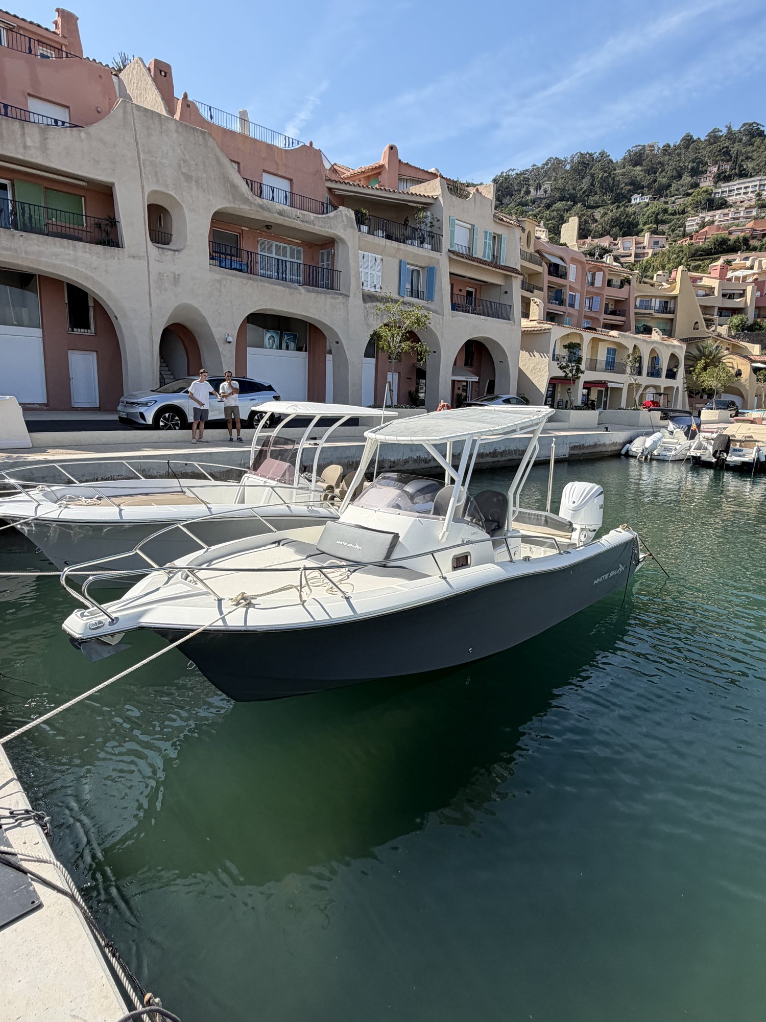 White Shark 240 SC — Cockpit and seating detail