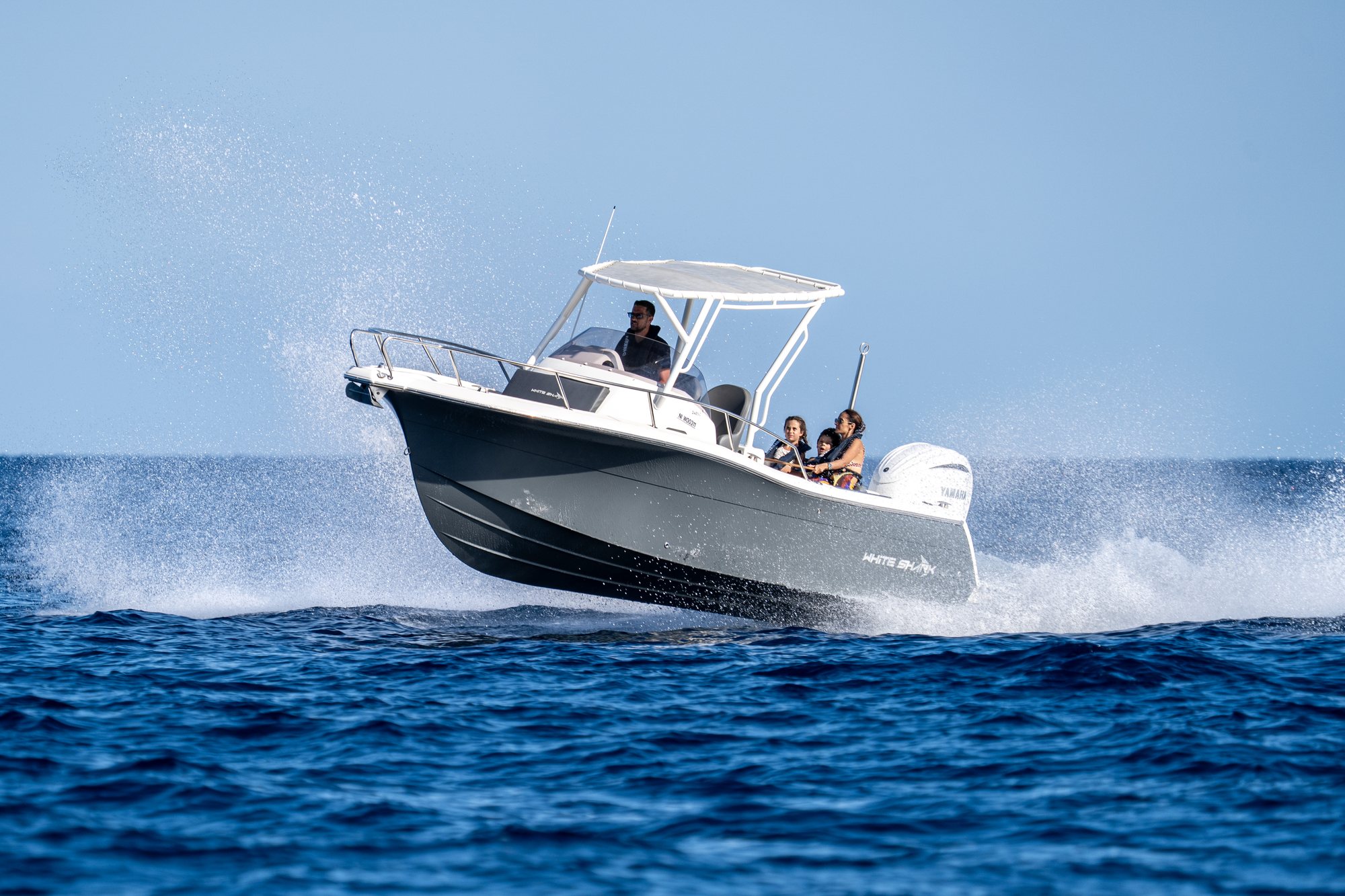 White Shark 240 SC — Sporty coastal cruising
