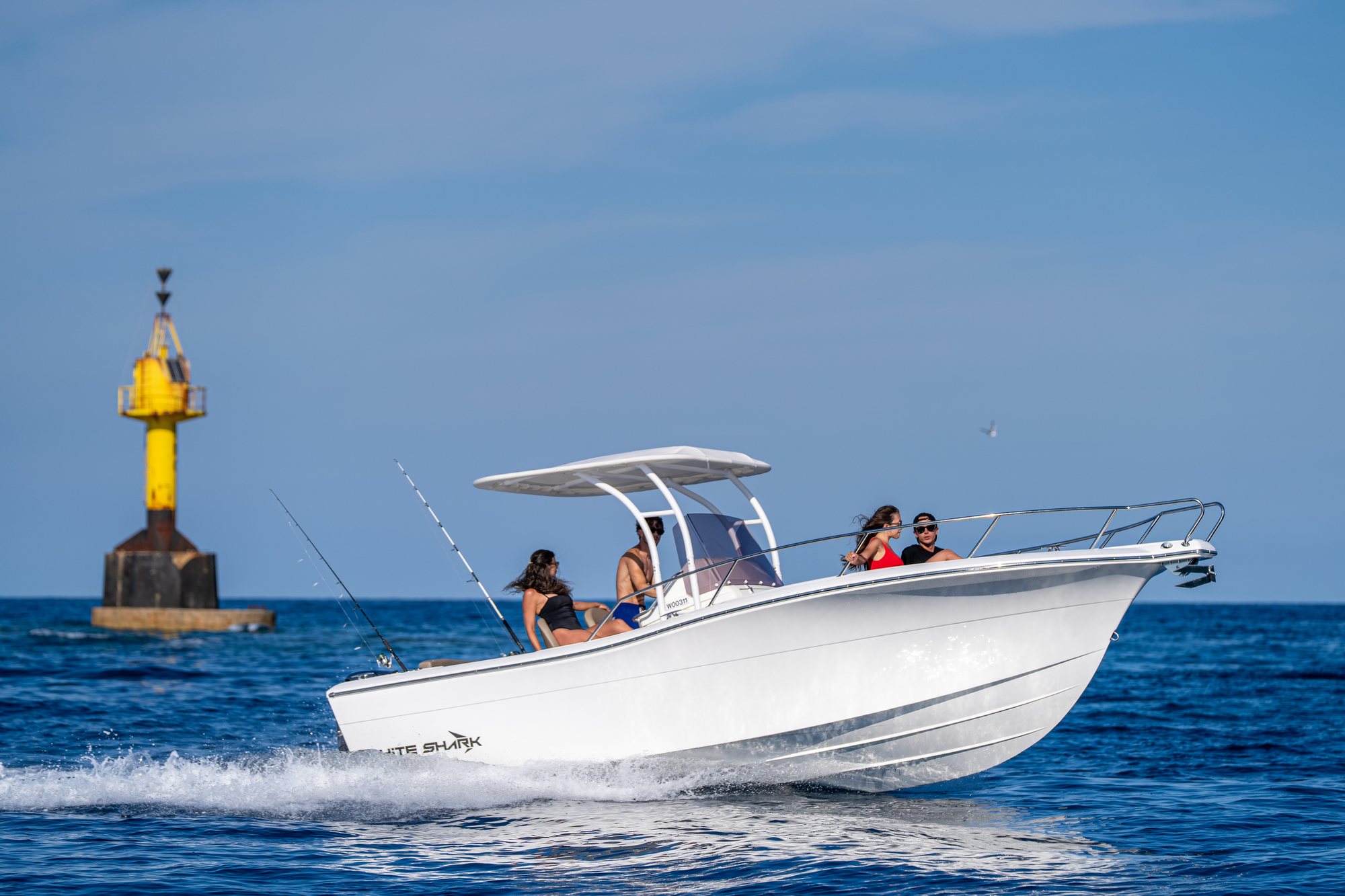 White Shark 230 CC — Underway