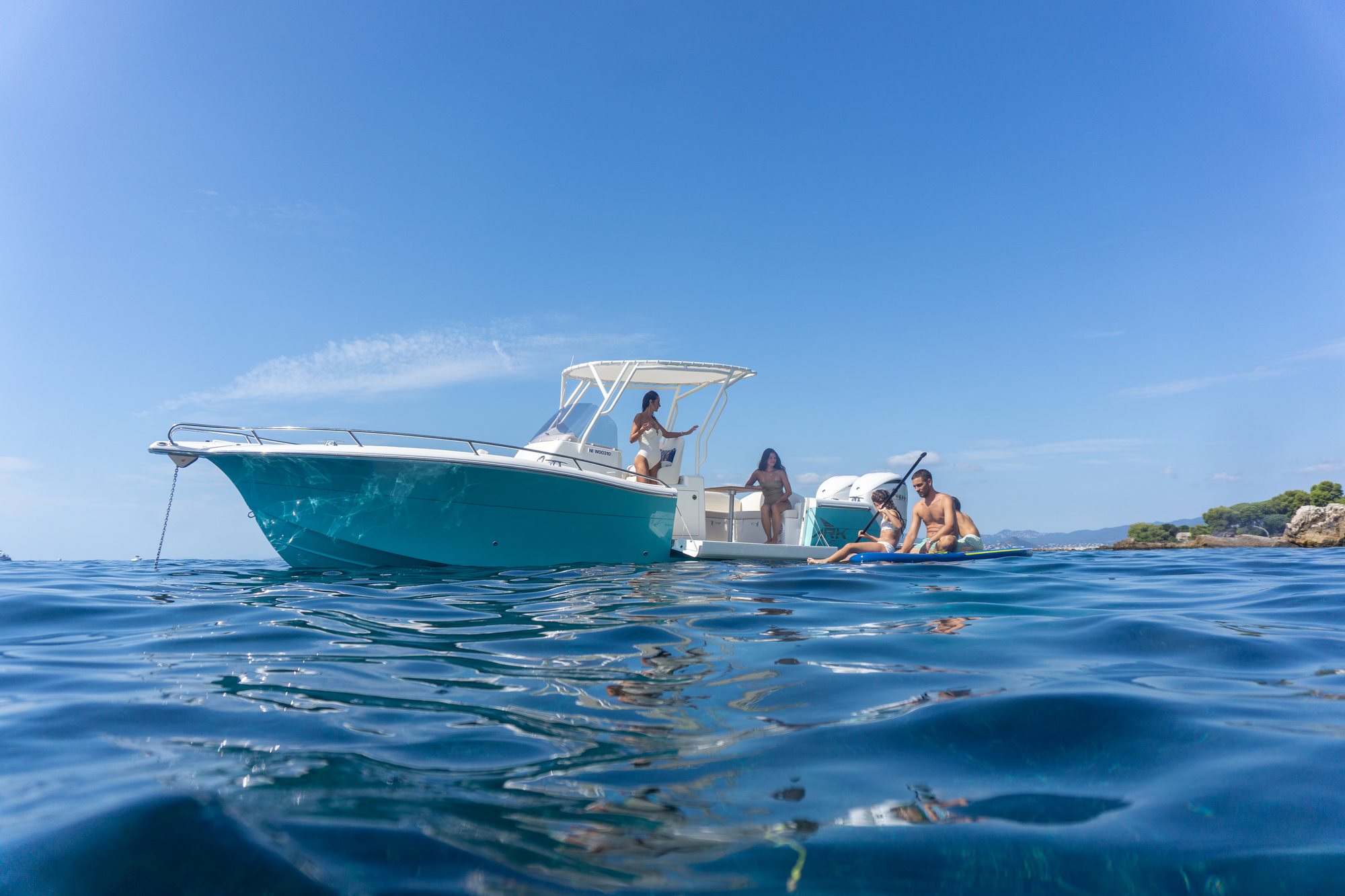 White Shark 280 CC — Open balcony and waterside access