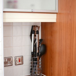 Complimentary kitchen utensils neatly arranged.