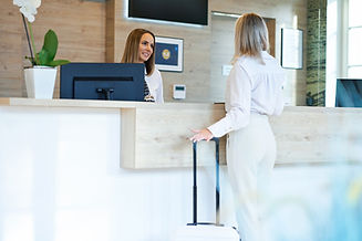 recepcionista-e-empresaria-na-recepcao-do-hotel.jpg