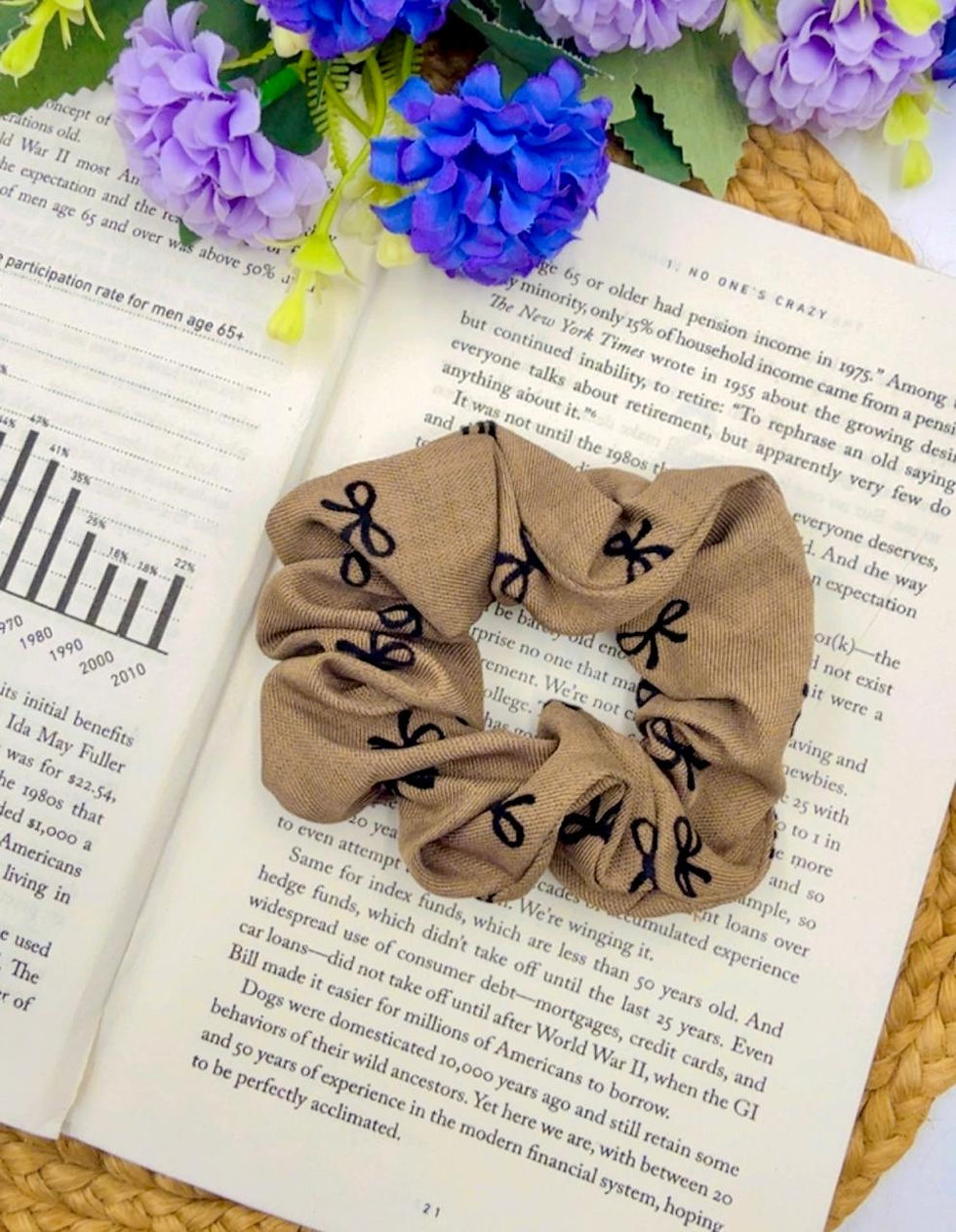 Thumbnail: Bow print soft fabric scrunchie 