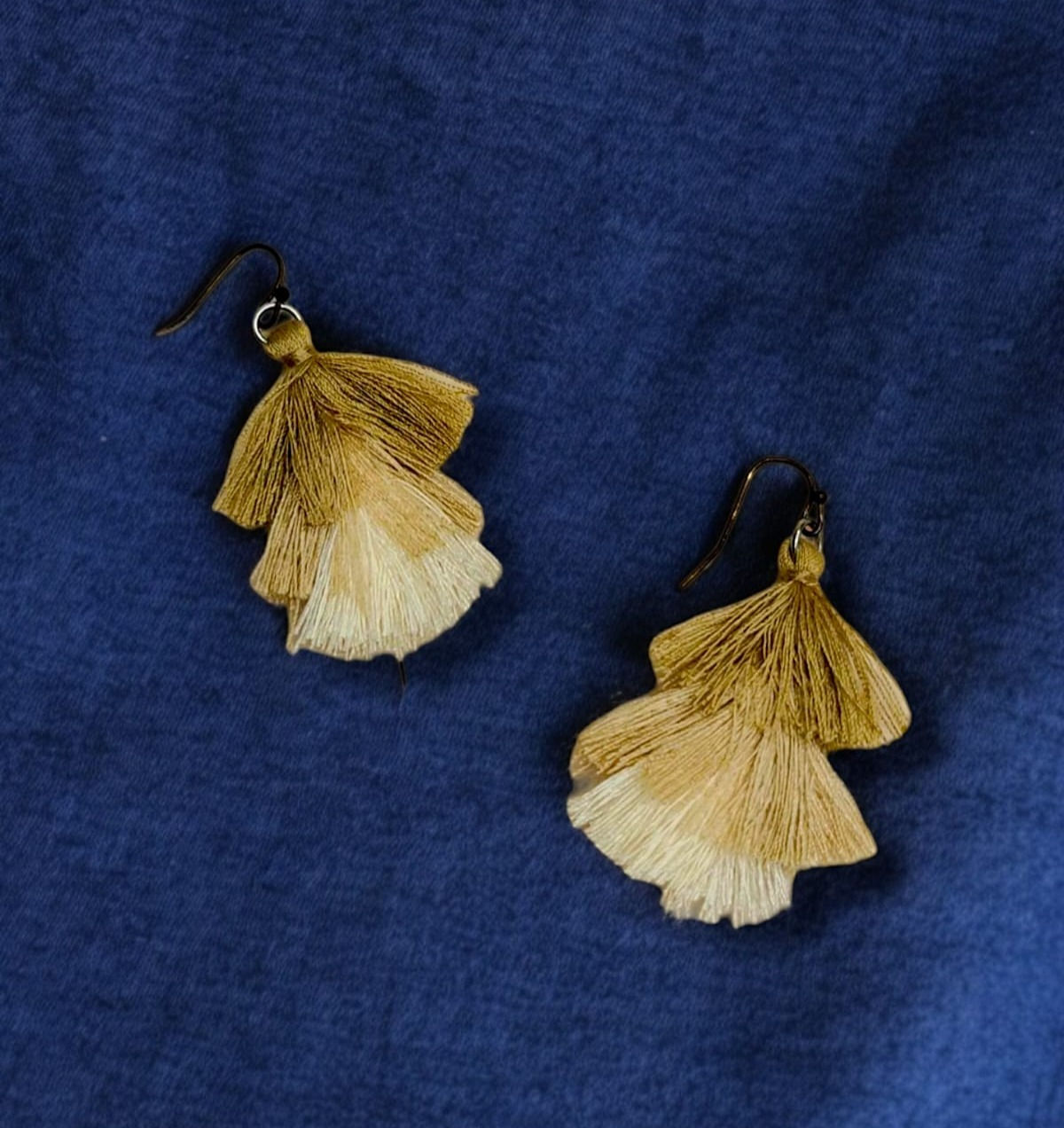 Creamy beige thready tassell drop earring - 256