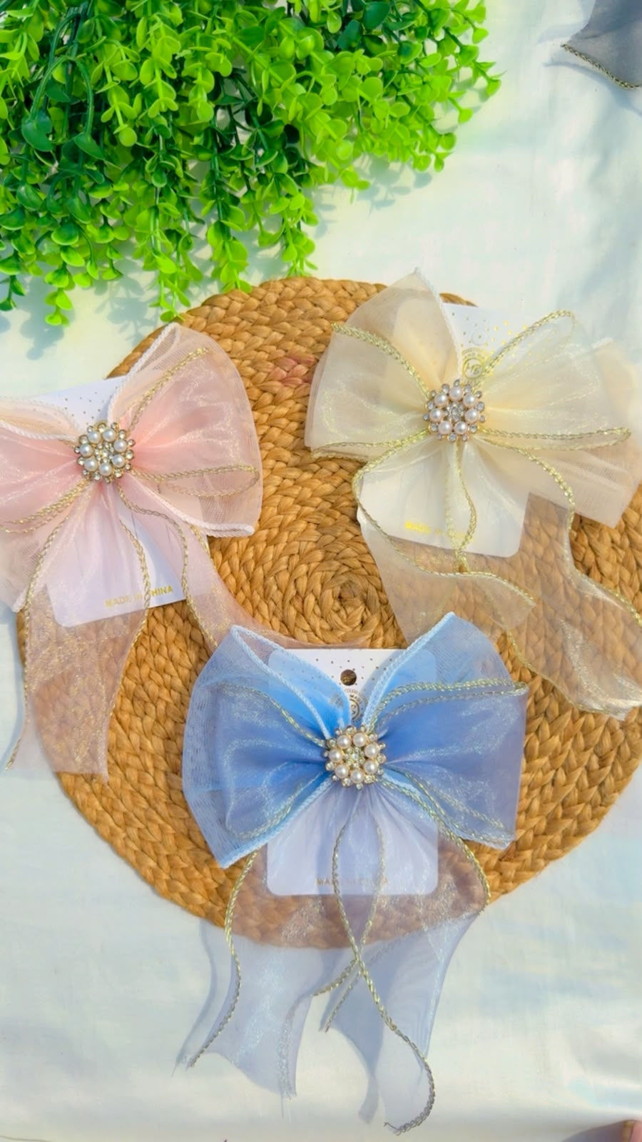 Thumbnail: White stone hair bow