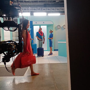 Donna in rosso, aeroporto, riprese video