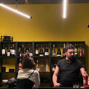 Barista e cliente in un bar giallo