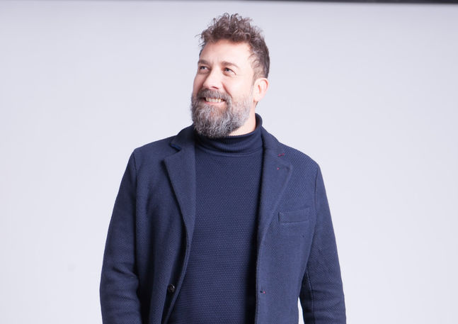 Uomo elegante in cappotto blu