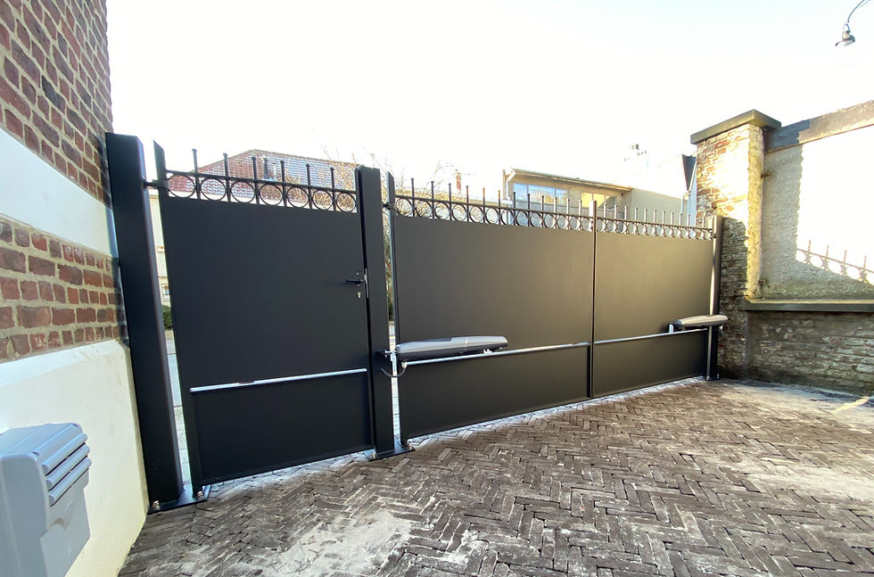 Portail motorisé à deux ouvrants et son portillon