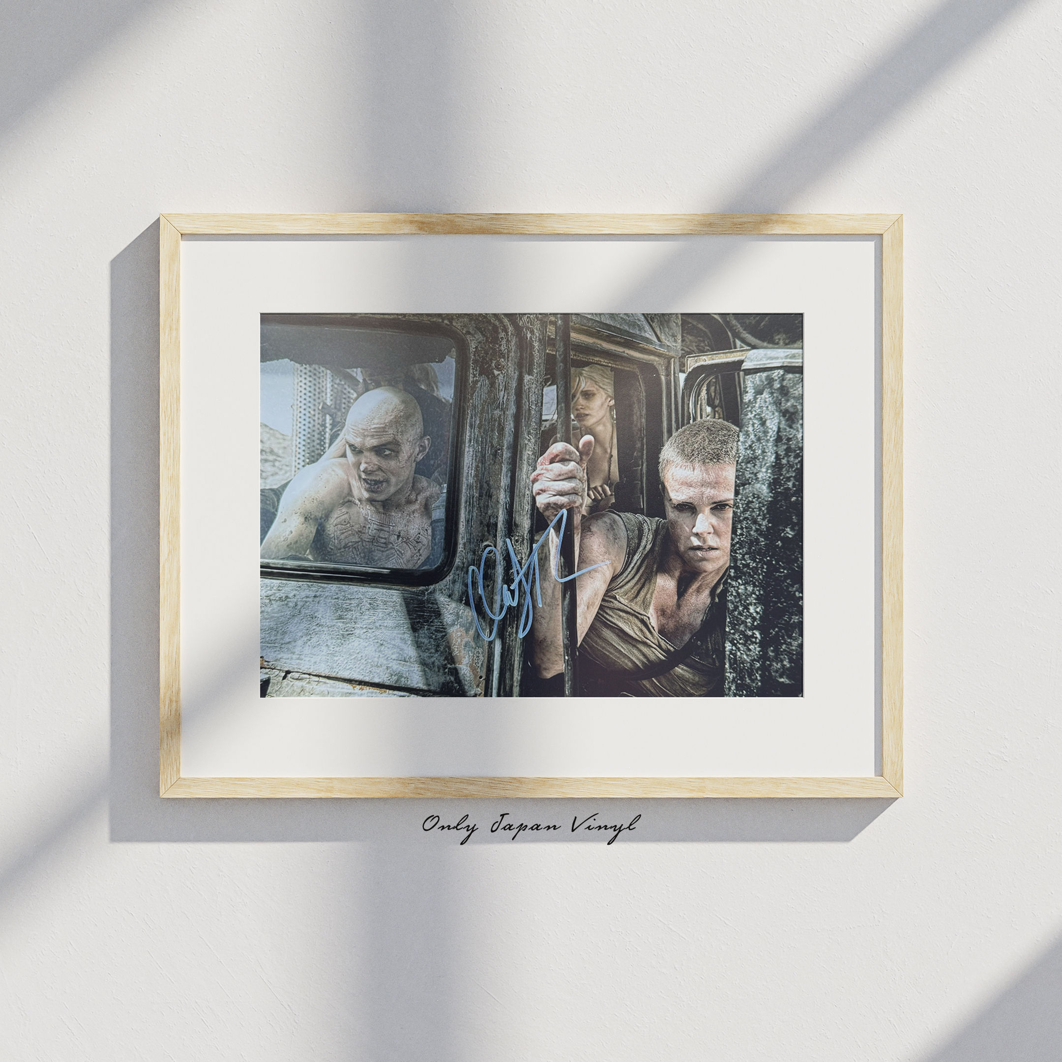 Charlize Theron Mad Max 20x30 cm Boyutunda El İmzalı Fotoğraf (Ömür Boyu CO