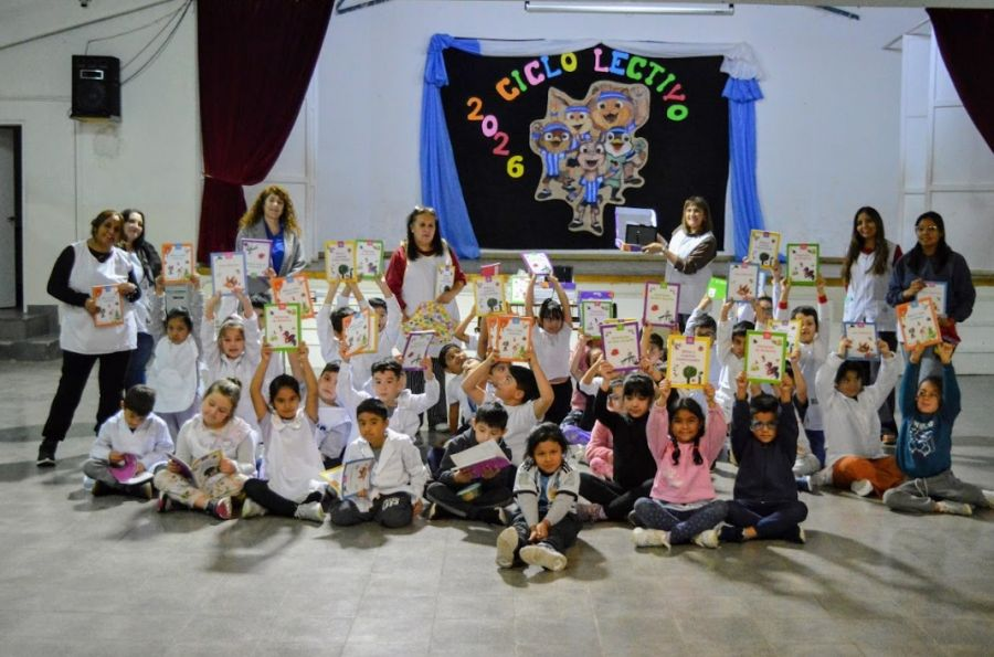 🏫Santa Cruz: Educación refuerza la alfabetización con la entrega de tablets y libros en escuelas primarias