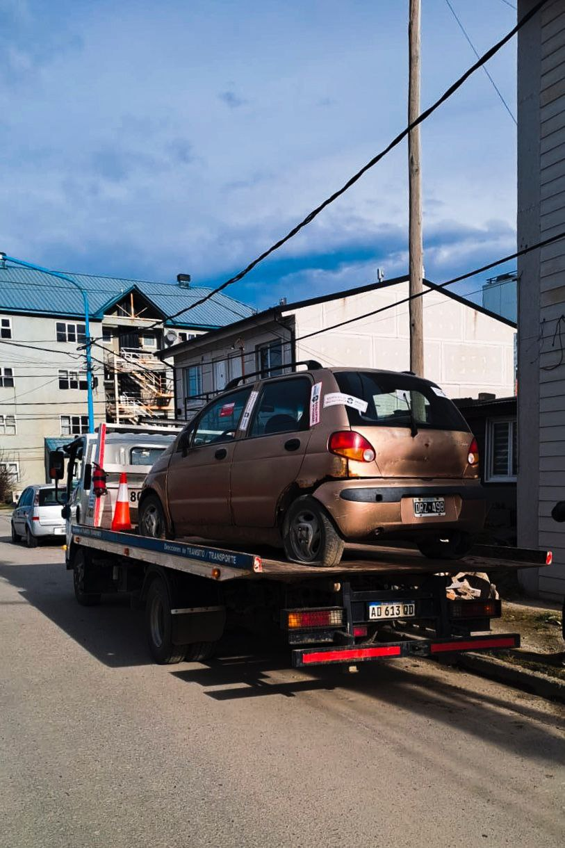 🚗Ushuaia: La municipalidad retira vehículos abandonados de la vía pública