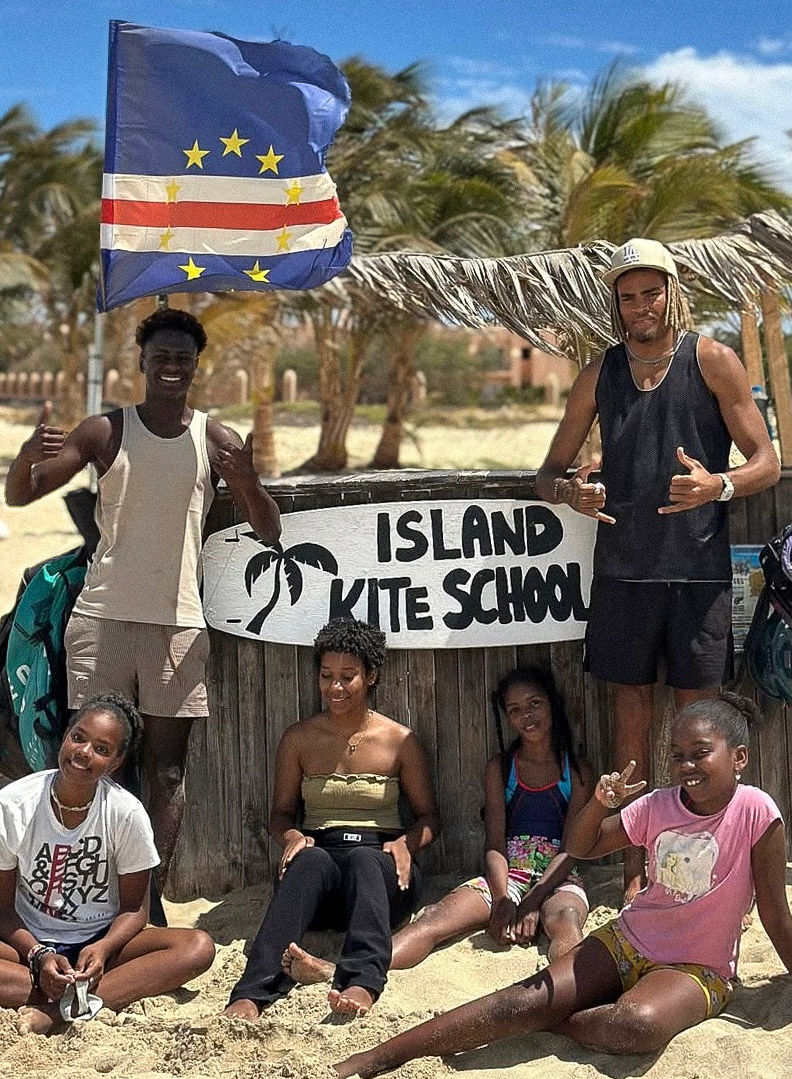 Gründer der Kite und Surfschule Island Kite Schule, Gilson und Leandro, mit lokalen Frauen nach der ersten Kitestunde am Strand von Ponta Preta