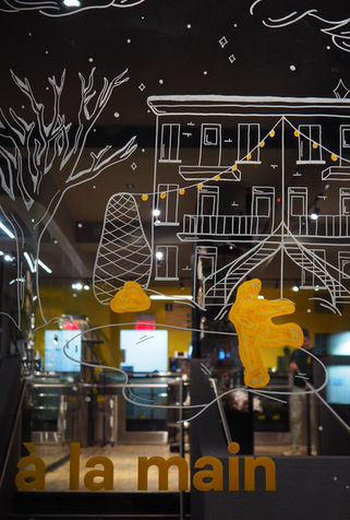 Création illustration du temps des fêtes sur vitrine pour la boulangerie Guillaume, boulevard Saint-Laurent, Montréal