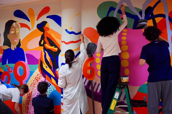 Fresque murale  dans un collège à Montréal, artiste femme et couleurs