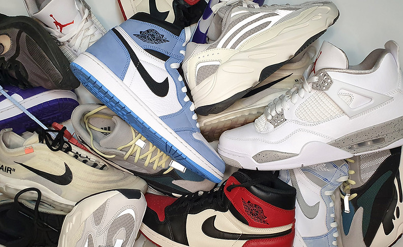 Sneakers hits : Nike Jordan Air Max 97 Off White, Zoom Fly Off White, Jordan 1 university blue, Jordan 1 Bred, Jordan 4 Oreo, Dunk Low court Purple ; Adidas Yeezy 700 OG, Yeezy 700 v2 static pour une super sneaker room rangée chez Hype Your Room