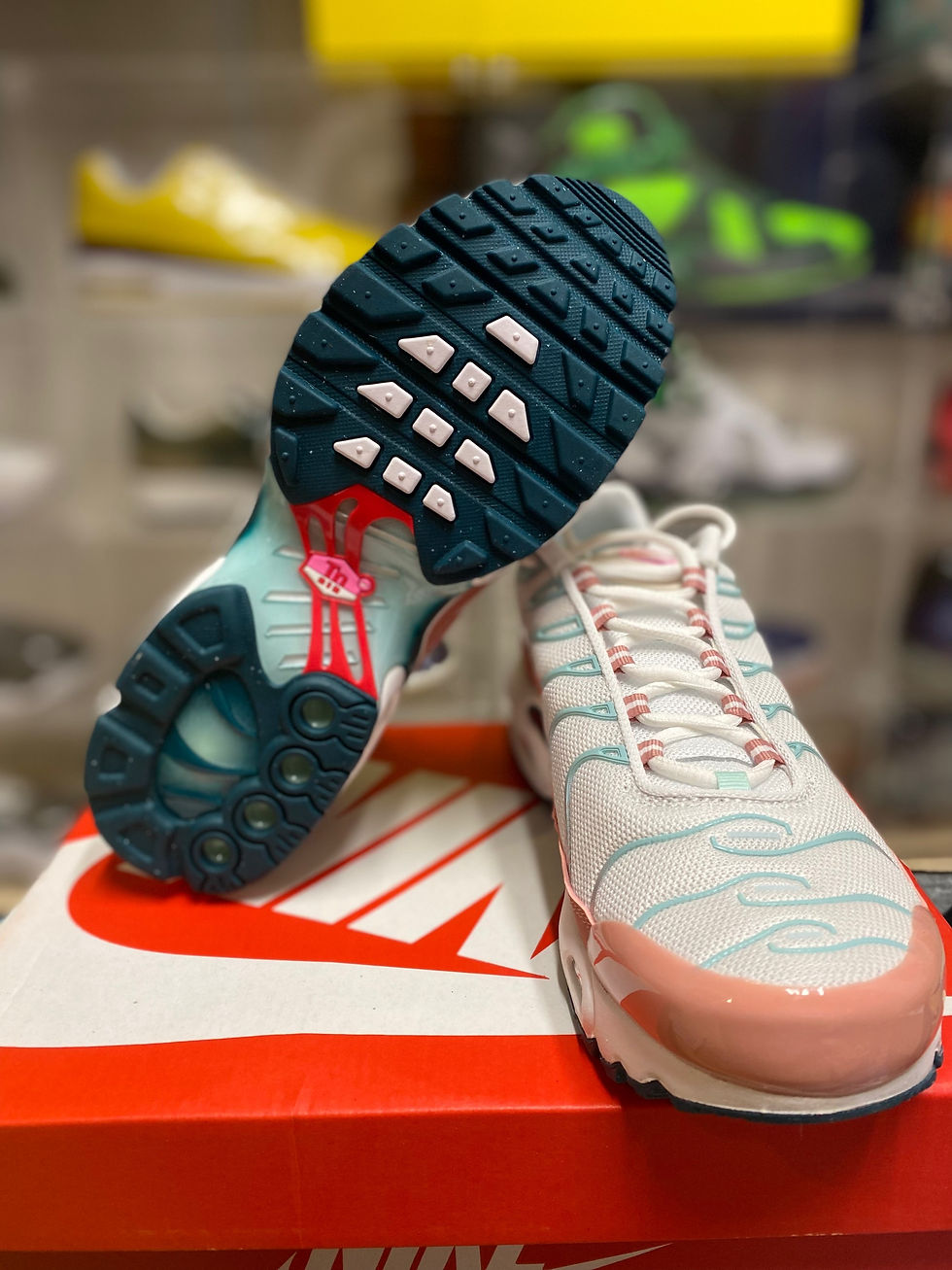 Miniatura: White Nike Air Max Plus sneakers, one showing teal outsole, pink accents.