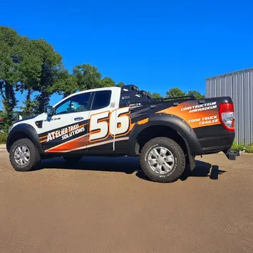 Publicité adhésive sur véhicule d’entreprise, marquage personnalisé avec logo et coordonnées 15