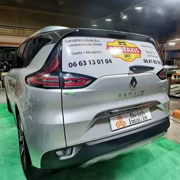 Publicité adhésive sur véhicule d’entreprise, marquage personnalisé avec logo et coordonnées 18