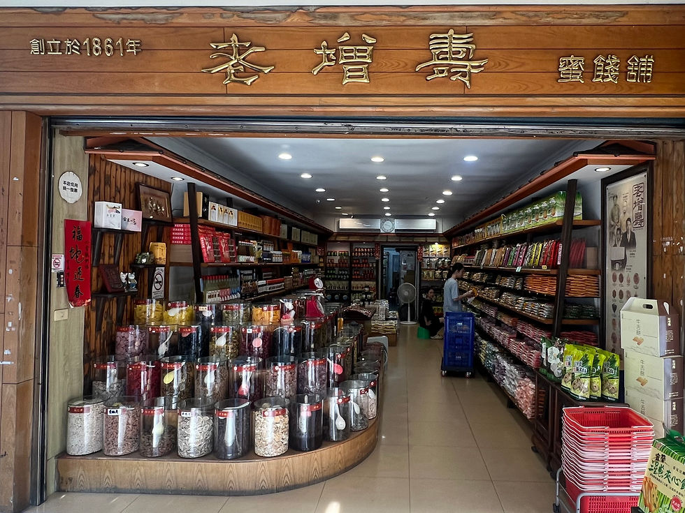 渡小月|宜蘭|創立於1968年|57年老店 📍 地址:宜蘭縣宜蘭市復興路三段58號 ⏰ 營業時間:11:30–14:00, 17:00–20:00 店家特色 創立於1968年,從外燴辦桌起家,至今已傳承四代,是政府指派招待外賓的總舖師 主打無菜單料理,每日新鮮現做,保證食材最新鮮 必點推薦 古早味台菜:嚴選宜蘭當地食材,保留傳統風味 (天編私推這裡的糕渣是宜蘭最好吃的!) 無菜單桌菜:適合多人聚餐,精緻擺盤+美味口感雙重享受 📢 想吃道地宜蘭台菜,渡小月絕對是高評價首選! Photo by @egglu77 老店瓜仔雞麵(原十六崁)|宜蘭|創立於1985年|40年老店 📍 地址:宜蘭市泰山路239之3號 ⏰ 營業時間:10:30–21:30(週二、三公休) 招牌推薦 瓜仔雞麵:燉煮入味的雞肉,搭配醬瓜提味,湯頭醇厚 冬菜排骨湯:冬菜的鹹香讓湯頭更顯甘甜鮮美 乾意麵:搭配特製醬汁,口感獨特 📌 懷舊古早味,來宜蘭一定要試試! Photo by 龍記官網 龍記牛肉麵|頭城|創立於1989年|36年老店 📍 地址:宜蘭縣頭城鎮吉祥路13號 ⏰ 營業時間:11:00-14:00(售完即止) 人氣必點 牛三寶麵:牛肚Q彈、牛筋軟嫩、牛腱厚實帶勁 (天編只吃這個) 蔥燒牛肉麵:滿滿蔥香,湯頭甘甜不死鹹 牛肉乾拌麵:搭配油蔥醬汁,香氣十足,超開胃! 📢 每天限量,想吃請提早排隊! Photo by 林場肉羹 林場肉羹|羅東|創立於1958年|67年老店 📍 地址:宜蘭縣羅東鎮中正北路109號 ⏰ 營業時間:07:00 - 17:30 🍜 特色與推薦 手工黑豬肉羹:拌入魚漿與紅番薯粉,口感Q彈滑嫩 獨門羹湯:大骨熬製湯頭,搭配筍絲與烏醋,鹹香濃郁 價格親民:肉羹、肉羹麵、肉羹飯均一價$55 Photo by @juchen1011 嘟好燒|宜蘭|創立於1910年|115年老店老吳炭烤燒餅老增壽蜜餞舖春捲伯吃不膩的宜蘭味!在地人親授一日小吃地圖,從早餐吃到宵夜通通不漏勾 說到台灣最讓人魂牽夢縈的在地美食,「宜蘭小吃」絕對榜上有名!從傳統古早味到創新混搭口味,這裡的美味不僅滿足味蕾,更承載著滿滿的人情味。身為在地宜蘭人,這次特別為你精選一份「從早吃到晚」的小吃巡禮清單,帶你深入巷弄、發掘人氣必吃的美食寶藏。 📍 宜蘭美食熱點巡禮,一次吃遍最強小吃!無論你熱愛老字號的經典味道,或喜歡在夜市尋寶、挑戰人氣攤販,這篇懶人包都幫你準備好了!快收藏這份宜蘭小吃地圖,開啟一場舌尖上的在地之旅吧🔥2025宜蘭必吃老店|8間30年以上老店|宜蘭礁溪頭城羅東|宜蘭小吃美食推薦清單