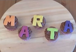 31. cupcakes de chocolate con letras personalizadas #31