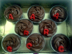 31.1 cupcde chocolate con letras en masapan