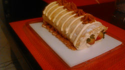 20.H rollo relleno de fresa y chantilly de arequipe
