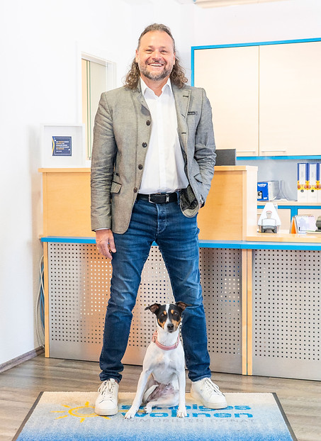 Immobilien Coach Klaus mit seiner Hündin in seinem Makler Büro in Fohnsodorf
