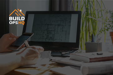 Persona usando un teléfono inteligente y un lápiz óptico en un escritorio con una computadora portátil que muestra un plano. El logotipo 'BUILD OPS HQ' es visible. Plantas en el fondo.