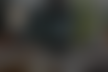 Persona usando un teléfono inteligente y un lápiz óptico en un escritorio con una computadora portátil que muestra un plano. El logotipo 'BUILD OPS HQ' es visible. Plantas en el fondo.