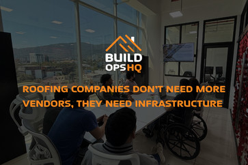 Varias personas sentadas en una sala de capacitación observan una pantalla con una presentación. A través de las ventanas se ve parte de la ciudad. Sobre la imagen aparece el texto ‘LAS EMPRESAS DE TECHADO NO NECESITAN MÁS PROVEEDORES, NECESITAN INFRAESTRUCTURA’ junto al logotipo de Build Ops HQ.