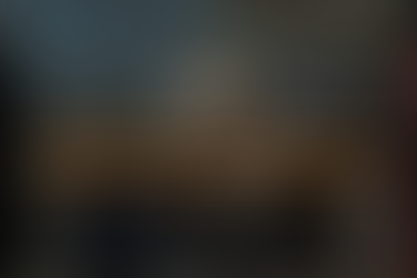 Varias personas sentadas en una sala de capacitación observan una pantalla con una presentación. A través de las ventanas se ve parte de la ciudad. Sobre la imagen aparece el texto ‘LAS EMPRESAS DE TECHADO NO NECESITAN MÁS PROVEEDORES, NECESITAN INFRAESTRUCTURA’ junto al logotipo de Build Ops HQ.