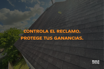 Vista en ángulo de un techo de tejas gris oscuro bajo un cielo parcialmente nublado, con árboles verdes visibles a un costado. El texto superpuesto en color naranja dice ‘Controla el reclamo. Protege tus ganancias.’ El logotipo de Build Ops HQ aparece en la esquina inferior derecha.