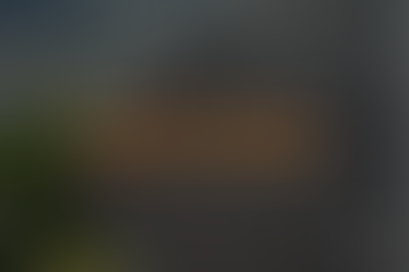 Vista en ángulo de un techo de tejas gris oscuro bajo un cielo parcialmente nublado, con árboles verdes visibles a un costado. El texto superpuesto en color naranja dice ‘Controla el reclamo. Protege tus ganancias.’ El logotipo de Build Ops HQ aparece en la esquina inferior derecha.