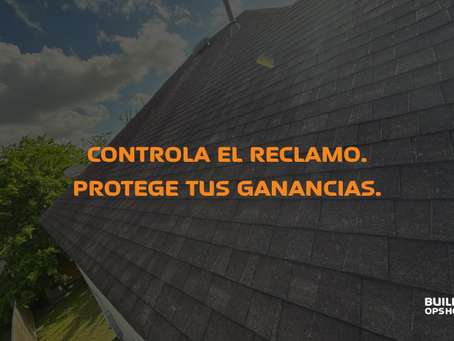 Vista en ángulo de un techo de tejas gris oscuro bajo un cielo parcialmente nublado, con árboles verdes visibles a un costado. El texto superpuesto en color naranja dice ‘Controla el reclamo. Protege tus ganancias.’ El logotipo de Build Ops HQ aparece en la esquina inferior derecha.