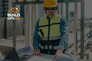 Un trabajador de la construcción con un chaleco amarillo y casco examina planos en un escritorio al aire libre, con el logotipo "BuildOpsHQ" en el fondo.