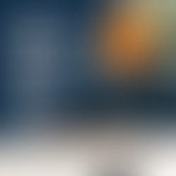 Un hombre con casco de constructor, sentado en el escritorio realizando tareas de contabilidad.