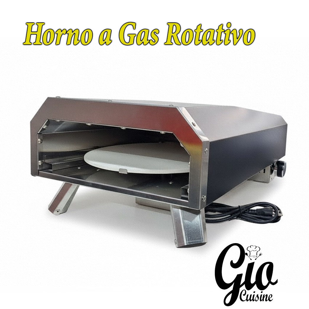 Primer plano de una persona usando una pala de metal para sacar una pizza cocida y dorada del interior de un horno de leña o