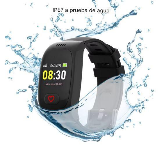 Miniatura: Usuario utilizando el Reloj SOS L16 mientras realiza actividades al aire libre, mostrando su resistencia al agua.