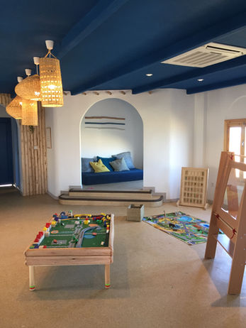 Zone de jeux pour enfants dans un kids club d’hôtel de luxe au Maroc – aménagement Creamom.