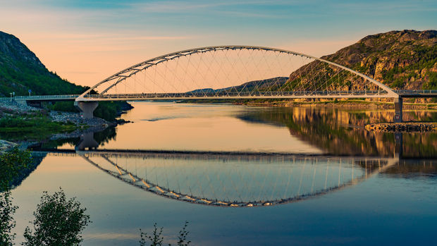Norwegen / Brücke im Abendlicht