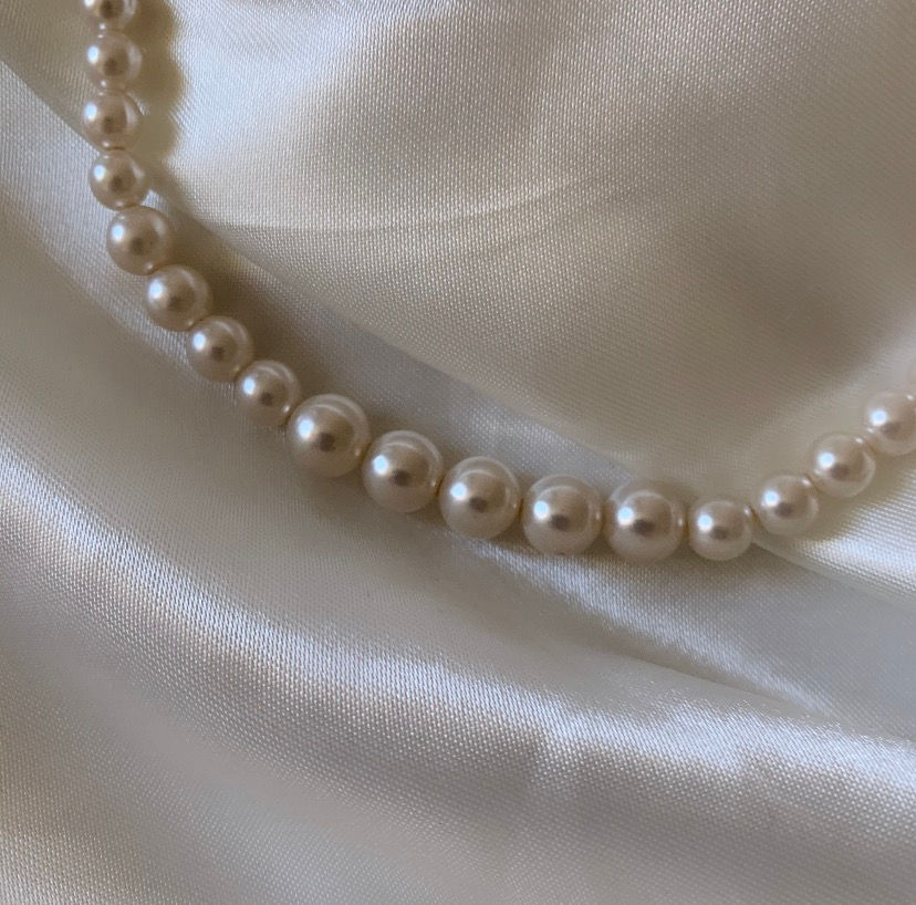 Thumbnail: Collier de perles blanches 