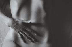 Boudoir-Fotografie Nahaufnahme Hand auf Haut – Kai Katzur, Hamburg